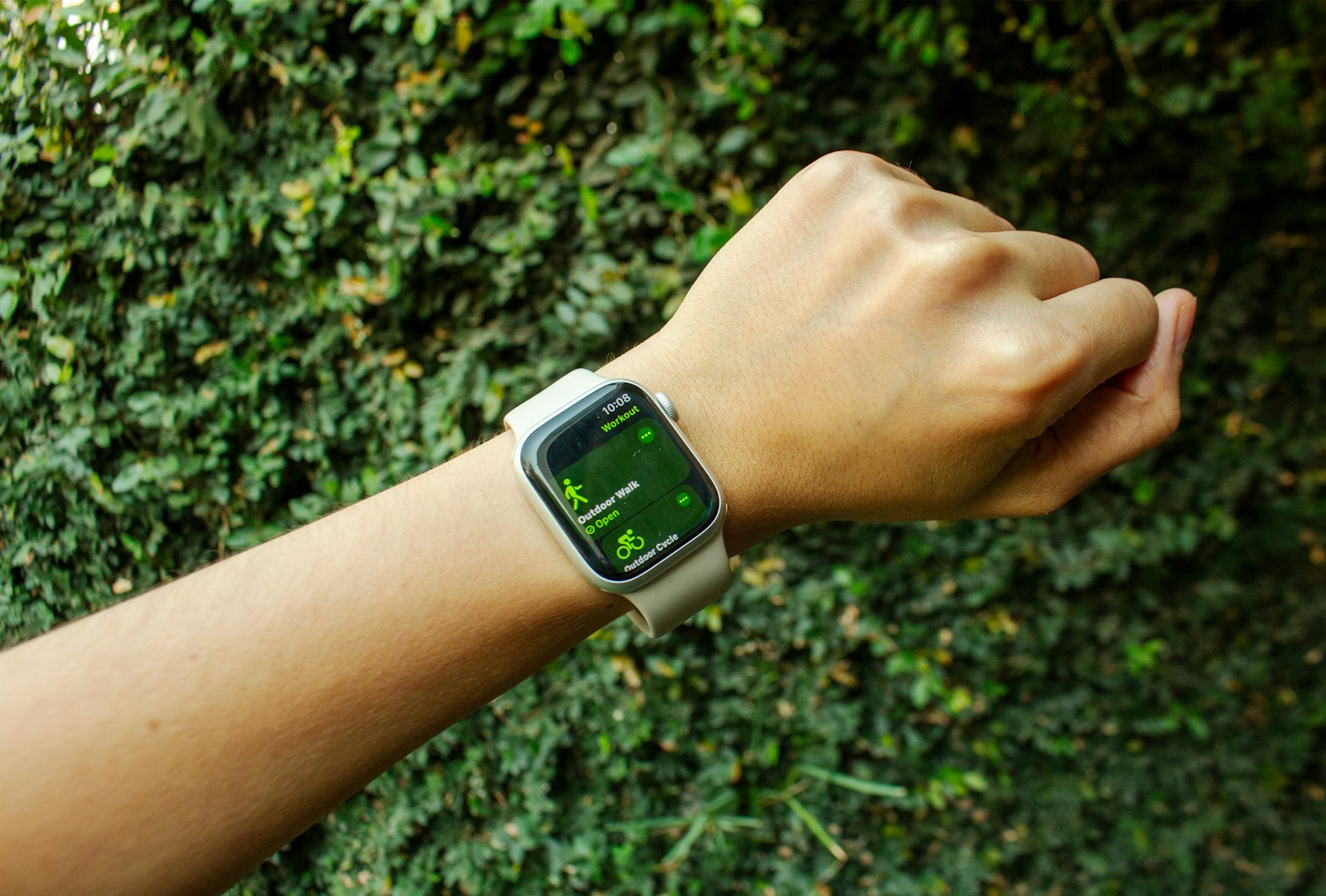 Smartwatch showing an outdoor walk — activity context for nutrition care